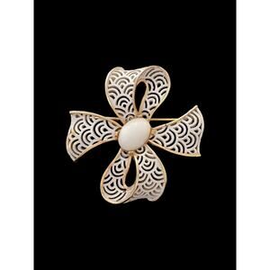 Vintage CROWN TRIFARI GOLD PLATED WHITE CABOCHON ENAMEL LACE RIBBON BOW BROOCH